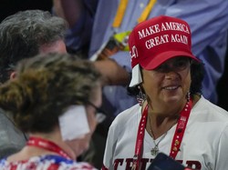 Foto: Kreatif atau Maksa? Gaya Pendukung Trump Pakai Perban Jelang Pilpres