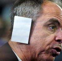 Seperti Joe Neglia, salah satu perwakilan Partai Republik dari Arizona, yang memanfaatkan amplop putih. Ia mengaku, ide dadakannya muncul saat di bus dalam perjalanan ke lokasi acara. (Foto: Jabin Botsford/The Washington Post via Getty Images)