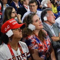 Ada yang memang menggunakan perban asli atau plester, tapi tak sedikit pula yang memanfaatkan kertas tisu hingga kertas putih yang dilipat membentuk persegi, lalu diselipkan di topi mereka. (Foto: Joe Raedle/Getty Images)