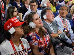 Perban Palsu Jadi Tren Fashion di Kalangan Pendukung Donald Trump