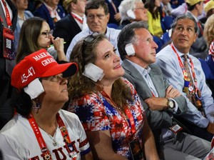 Perban Palsu Jadi Tren Fashion di Kalangan Pendukung Donald Trump