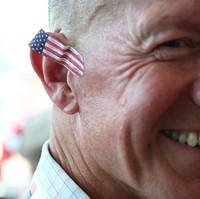 Tren tersebut ramai dibahas bahkan oleh akun kritikus fashion @diet_prada. Babe wake up, new MAGA fashion statement just dropped, sindirnya. (Foto: Leon Neal/Getty Images)