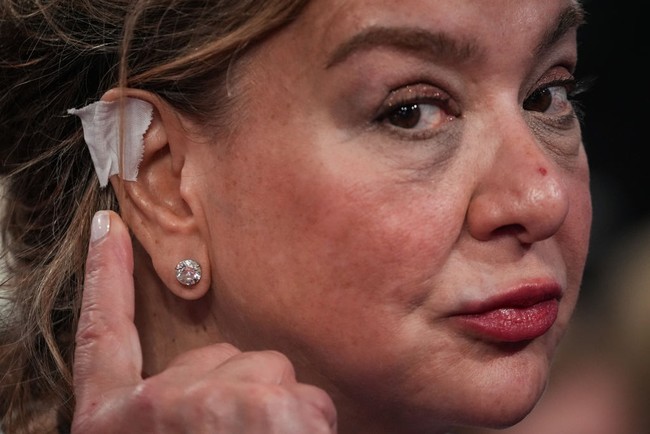 Ini tren fashion terbaru dan aku akan memakainya terus. Orang-orang di seluruh dunia pasti juga akan mengikutinya, ujar Joe kepada CBS. (Foto: Andrew Harnik/Getty Images)