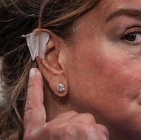 Ini tren fashion terbaru dan aku akan memakainya terus. Orang-orang di seluruh dunia pasti juga akan mengikutinya, ujar Joe kepada CBS. (Foto: Andrew Harnik/Getty Images)