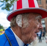 Dalam wawancara yang berbeda dengan koran Inggris The Guardian, Joe menganggap cara tersebut sebagai bentuk apresiasi atas patriotisme Trump yang merupakan presiden ke-45 AS itu. Ia hampir mengorbankan dirinya demi negara ini. Dia pantas menerima penghormatan untuk itu, katanya. (Foto: Spencer Platt/Getty Images)