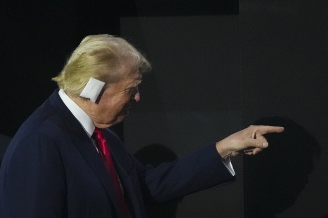 Donald Trump, mantan Presiden AS yang kini mencalonkan diri lagi, menghadiri Konvensi Nasional Partai Republik Amerika Serikat di Milwaukee, Wisconsin, Senin (15/7/2024). Kemunculannya sangat dinanti setelah dua hari sebelumnya pria 78 tahun itu menjadi target upaya pembunuhan di Pennsylvania saat berkampanye. Ia muncul dengan perban putih yang membalut kuping kanannya yang sempat terkena peluru memeleset. (Foto: AP Photo/Matt Rourke)