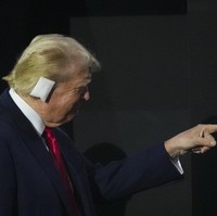 Donald Trump, mantan Presiden AS yang kini mencalonkan diri lagi, menghadiri Konvensi Nasional Partai Republik Amerika Serikat di Milwaukee, Wisconsin, Senin (15/7/2024). Kemunculannya sangat dinanti setelah dua hari sebelumnya pria 78 tahun itu menjadi target upaya pembunuhan di Pennsylvania saat berkampanye. Ia muncul dengan perban putih yang membalut kuping kanannya yang sempat terkena peluru memeleset. (Foto: AP Photo/Matt Rourke)