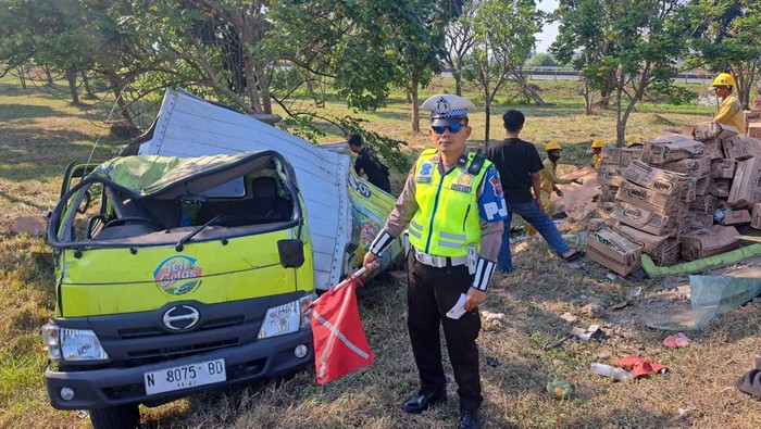 Truk muat susu terguling di Tol Jombang