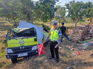 Sopir Ngantuk, Truk Muat Susu Terguling di Median Tol Jombang