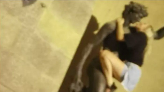 Turis cabuli patung dewa di Florence