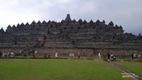 Cuaca mendung tidak bisa menutupi gagah dan megahnya candi Borobudur