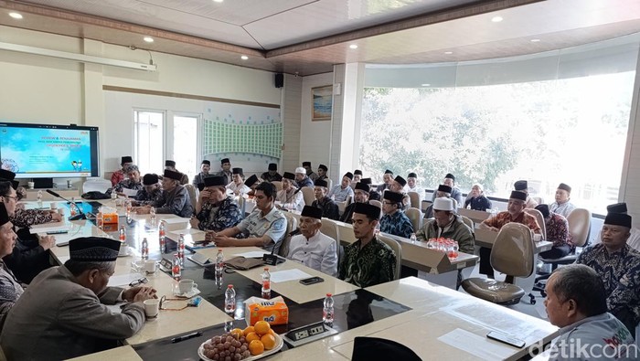 Ulama di Pangandaran kompak membayar pajak..