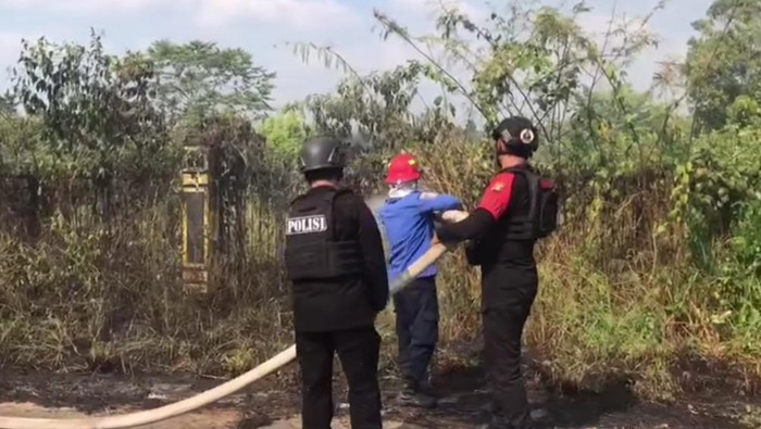 Upaya pemadaman kebakaran lahan kering di Lubuklinggau.