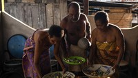Ketua Adat Kampung Friwen, Derek Wawiyai menabuh tifa bersama mama-mama yang membawa nampan berisi sesaji. Sesaji yang tersusun rapi di atas nampan berupa sirih, pinang, uang koin, nasi kuning dan ikan itu dihantarkan menuju gereja untuk didoakan agar keberlangsungan upacara adat Kakes yang menandai peletakan sistem tambat labuh kapal atau Mooring System.