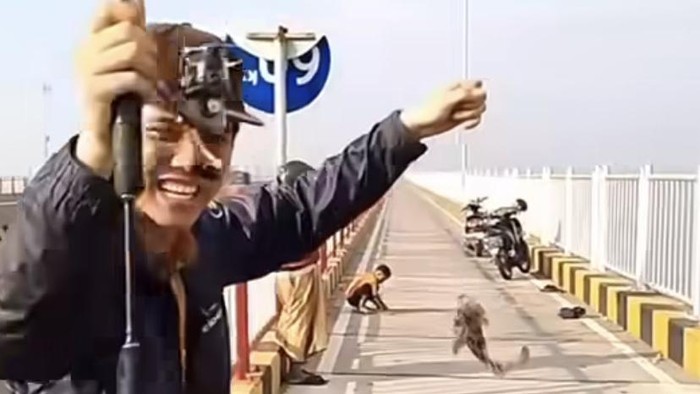 Viral pemancing di Jembatan Suramadu