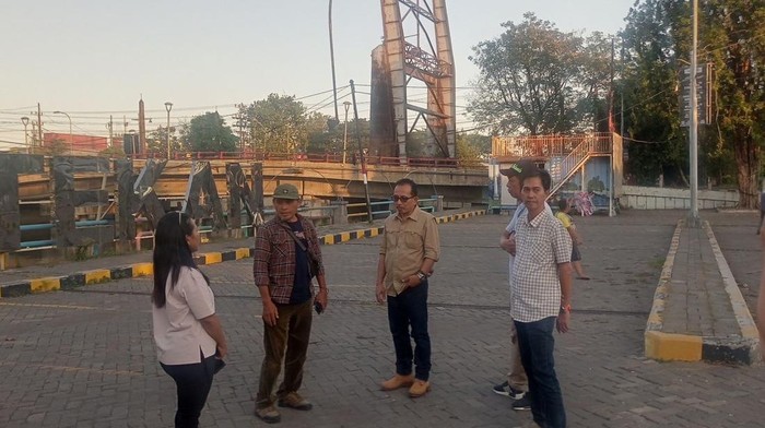 Wakil Ketua DPRD AH Thony mendorong Pemerintah Kota Surabaya melakukan percepatan revitaliasi Kalimas.
