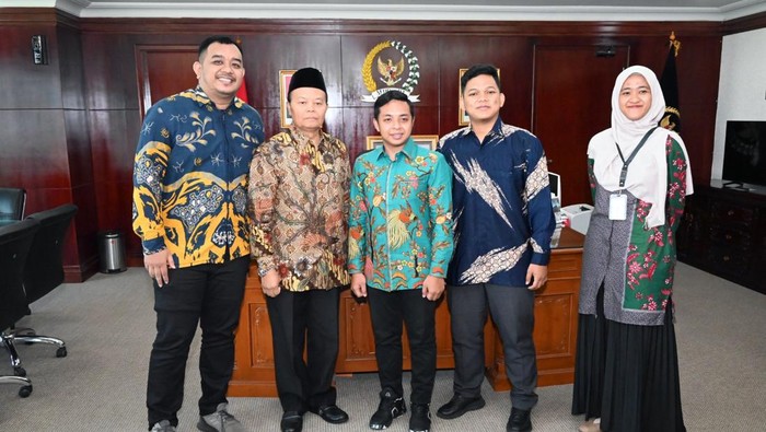 Wakil Ketua MPR Hidayat Nur Wahid (HNW) menyambut baik rencana OIC (Organization of Islamic Cooperation) Youth Indonesia menyelenggarakan International Youth Summit.