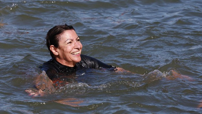 Paris 2024 Olympics - Paris mayor to swim in the river Seine ahead of the Olympics - Seine River, Paris, France - July 17, 2024 Paris mayor Anne Hidalgo swims in the river Seine REUTERS/Gonzalo Fuentes