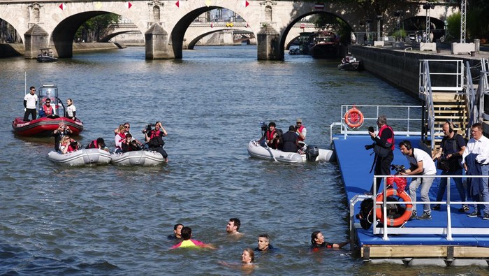 Paris 2024 Olympics - Paris mayor to swim in the river Seine ahead of the Olympics - Seine River, Paris, France - July 17, 2024 Paris mayor Anne Hidalgo swims in the river Seine REUTERS/Gonzalo Fuentes