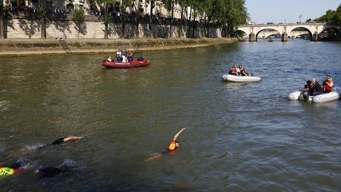 Walikota Paris Berenang di Sungai Seine, Buktikan Airnya Aman untuk Olimpiade Paris 2024 Olympics - Paris mayor to swim in the river Seine ahead of the Olympics - Seine River, Paris, France - July 17, 2024 Paris mayor Anne Hidalgo swims in the river Seine REUTERS/Gonzalo Fuentes