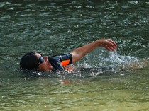Walikota Paris Berenang di Sungai Seine, Buktikan Airnya Aman untuk Olimpiade
