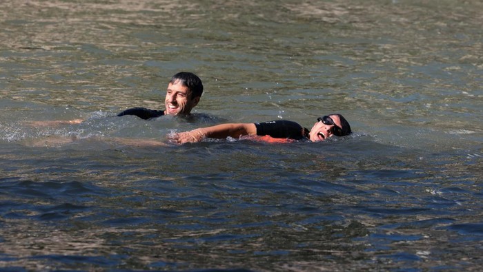 Walikota Paris Berenang di Sungai Seine, Buktikan Airnya Aman untuk Olimpiade Paris Mayor Anne Hidalgo swims in the Seine, to demonstrate that the river is clean enough to host the outdoor swimming events at the Paris Olympics later this month, in Paris, France, July 17, 2024. JOEL SAGET/Pool via REUTERS
