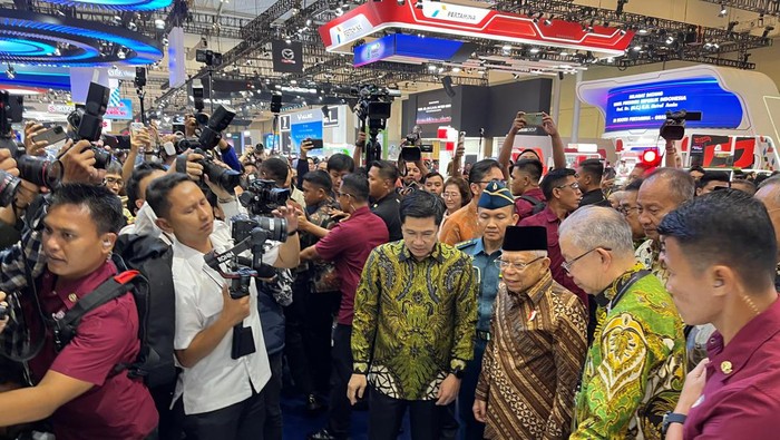 Wapres Maruf Amin mengunjungi booth Toyota di GIIAS 2024