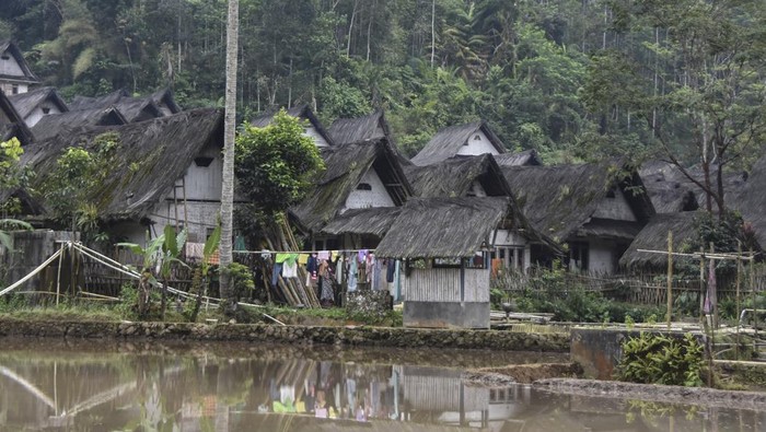 Seorang warga mengisi minyak tanah subsidi untuk bahan bakar lampu petromaks di Kampung Naga, Desa Neglasari, Kabupaten Tasikmalaya, Jawa Barat, Rabu (17/7/2024). Warga Kampung Naga yang masih memegang budaya tabu atau pamali itu dihuni 282 jiwa dengan 113 rumah tahan gempa yang tidak menggunakan listrik. ANTARA FOTO/Adeng Bustomi/tom.
