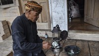 Seorang warga mengisi minyak tanah subsidi untuk bahan bakar lampu petromaks di Kampung Naga, Desa Neglasari, Kabupaten Tasikmalaya, Jawa Barat.