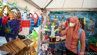 Berbagai produk daur ulang dapat ditemui dalam acara ini. Barang-barang yang sudah tak layak pakai kembali disulap menjadi barang bernilai.  