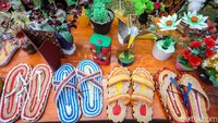 Berbagai barang seperti tas, sandal, vas bunga, jam, hingga pajangan dapat ditemui dan dibeli lho.  