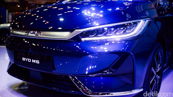 BYD bikin kejutan di GIIAS 2024. Pabrikan China ini meluncurkan MPV listrik M6 dengan harga mulai Rp 379 juta.