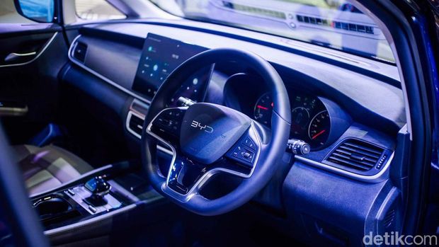BYD bikin kejutan di GIIAS 2024. Pabrikan China ini meluncurkan MPV listrik M6 dengan harga mulai Rp 379 juta.