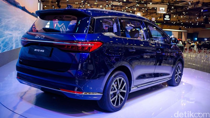 BYD bikin kejutan di GIIAS 2024. Pabrikan China ini meluncurkan MPV listrik M6 dengan harga mulai Rp 379 juta.