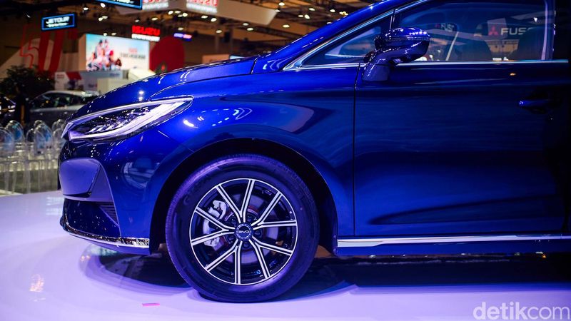 BYD bikin kejutan di GIIAS 2024. Pabrikan China ini meluncurkan MPV listrik M6 dengan harga mulai Rp 379 juta.