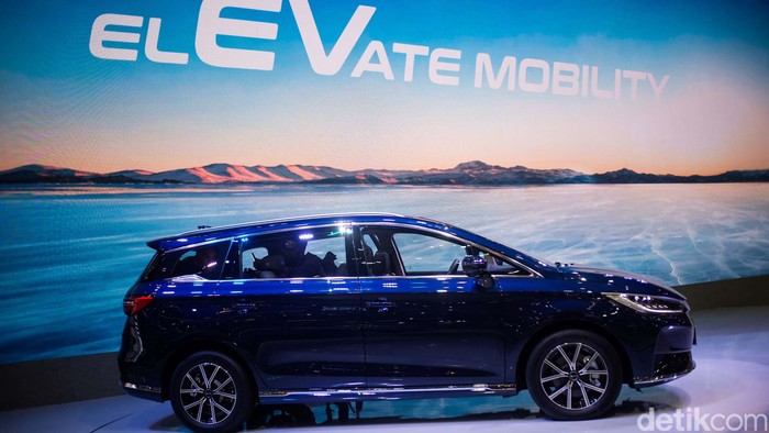 BYD bikin kejutan di GIIAS 2024. Pabrikan China ini meluncurkan MPV listrik M6 dengan harga mulai Rp 379 juta.