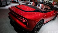 Desain eksterior MG Cyberster dilengkapi dengan Electric Convertible Roof dan Automatic Scissor Doors yang dapat dibuka/tutup dalam 10 detik, menciptakan aksen supercar yang memikat. Lampu belakang berbentuk panah memberikan sentuhan khas yang menambah kesan gagah.  