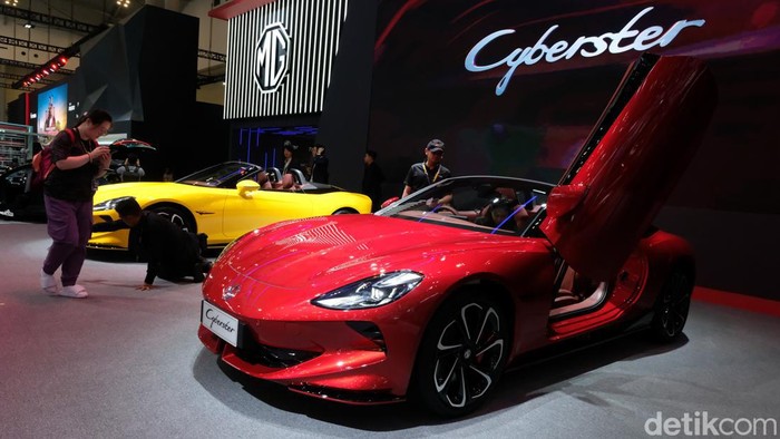 Wujud Si Kuning dan Si Merah MG Cyberster, Harga Rp 1,6 M MG Motor Indonesia resmi meluncurkan roadster andalan mereka, MG Cyberster di arena pameran GIIAS (Gaikindo Indonesia International Auto Show) 2024 di ICE BSD City, Tangerang. Mobil listrik bertampang sporty ini dibanderol Rp 1,6 miliar. MG Cyberster