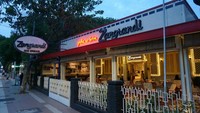 Didirikan oleh imigran Italia bernama Roberto Zangrandi pada masa penjajahan Belanda, wajib rasanya untuk makan es krim Zangrandi jika ke Surabaya. Foto: Site Culinary/Site News