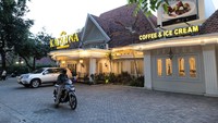 Terakhir ada Kayanna Restaurant yang menempati bangunan kolonial yang dibangun 1930. Resto ini mempertahankan keramik sampai ornamen bawaan dari Belanda. Foto: Site Culinary/Site News