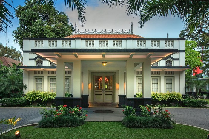 10 Tempat Makan yang Berlokasi di Bangunan Bersejarah Surabaya 10 Tempat Makan yang Berlokasi di Bangunan Bersejarah Surabaya