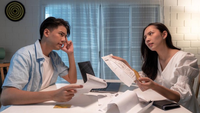 1487852682 Stressed Asian couple fighting over unpaid debts.