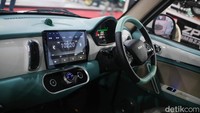 Ada dua tipe yang ditawarkan dari mobil listrik ini. Pertama yaitu Performance seharga Rp 160 jutaan, dan Ultimate seharga Rp 220 jutaan.   