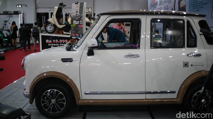 Ada Kembaran Mobil Mr Bean Versi Listrik, Harga Mulai Rp 100 Jutaan Mobil listrik Asjack Mojo Classic dipamerkan pada gelaran GAIKINDO Indonesia International Auto Show (GIIAS) 2024 di Indonesia Convention & Exhibition (ICE) BSD City, Tangerang. Mobil ini buatan dalam negeri.