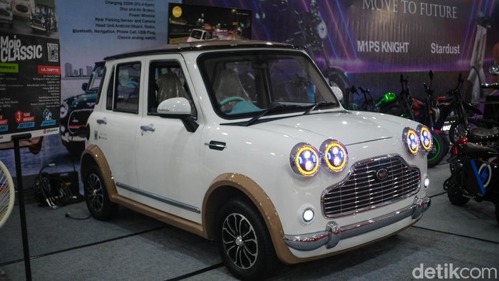 Ada Kembaran Mobil Mr Bean Versi Listrik, Harga Mulai Rp 100 Jutaan Mobil listrik Asjack Mojo Classic dipamerkan pada gelaran GAIKINDO Indonesia International Auto Show (GIIAS) 2024 di Indonesia Convention & Exhibition (ICE) BSD City, Tangerang. Mobil ini buatan dalam negeri.