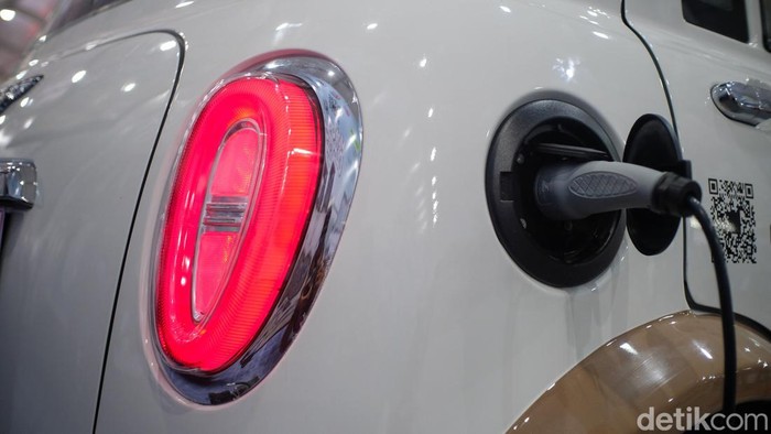 Ada Kembaran Mobil Mr Bean Versi Listrik, Harga Mulai Rp 100 Jutaan Mobil listrik Asjack Mojo Classic dipamerkan pada gelaran GAIKINDO Indonesia International Auto Show (GIIAS) 2024 di Indonesia Convention & Exhibition (ICE) BSD City, Tangerang. Mobil ini buatan dalam negeri.