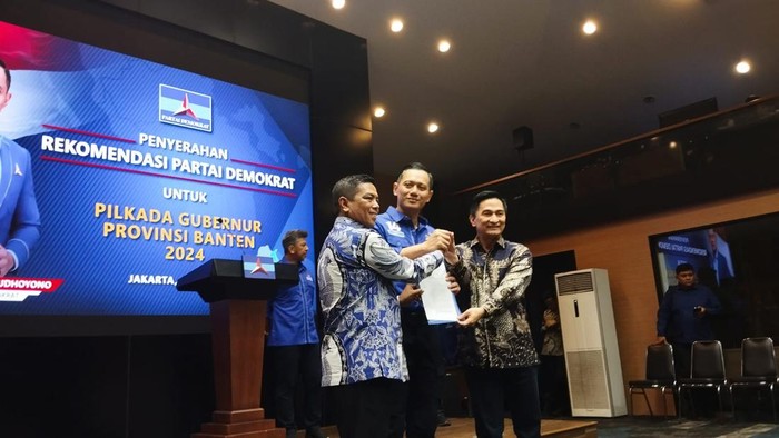 Ketua Umum Demokrat Agus Harimurti Yudhoyono (AHY) memberikan rekomendasi untuk Pilgubn Banten Kepada Andra Soni dan Dimyati Natakusumah.