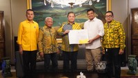 Penyerahan dilakukan di kediaman Airlangga di Jakarta. Ketua DPD I Golkar Sumut Musa Rajekshah turut mendampingi Airlangga saat menyerahkan surat keputusan tersebut (Foto: Istimewa)