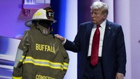 Kandidat presiden dari Partai Republik Donald Trump tiba di atas panggung di Konvensi Nasional Partai Republik di Milwaukee pada Kamis (18/7). Ini pidato pertamanya sejak selamat dari percobaan pembunuhan. REUTERS/Elizabeth Frantz