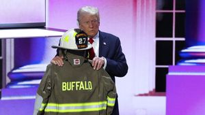 Aksi Trump Beri Penghormatan Pada Damkar yang Tewas di Kampanye Pilpres